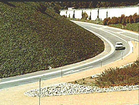 Roadside gravel mulch